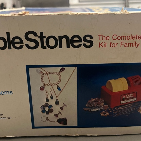 This set is original from 1975! It appears never used and in great working order - Picture 4 of 8